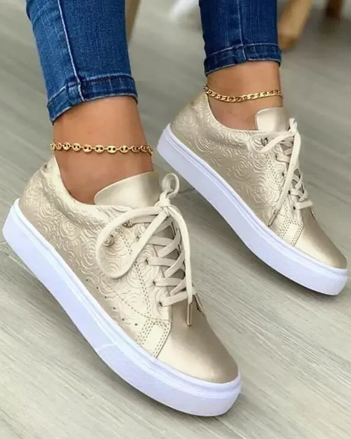 Elegante sneaker mit goldenen details