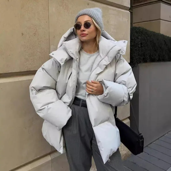 Wärmende damen-winterjacke mit kapuze