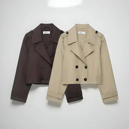 Stilvoller, doppelreihiger, kurzer trenchcoat für damen mit taschen