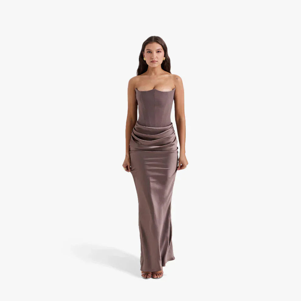 Trägerloses, figurbetontes abendkleid für damen mit rüschen – damen