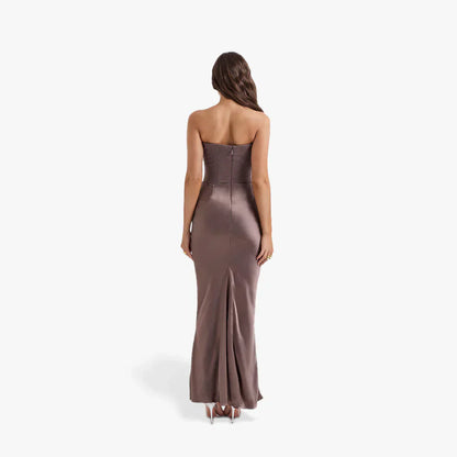 Trägerloses, figurbetontes abendkleid für damen mit rüschen – damen