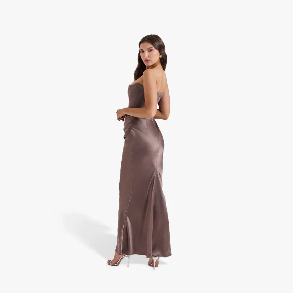 Trägerloses, figurbetontes abendkleid für damen mit rüschen – damen