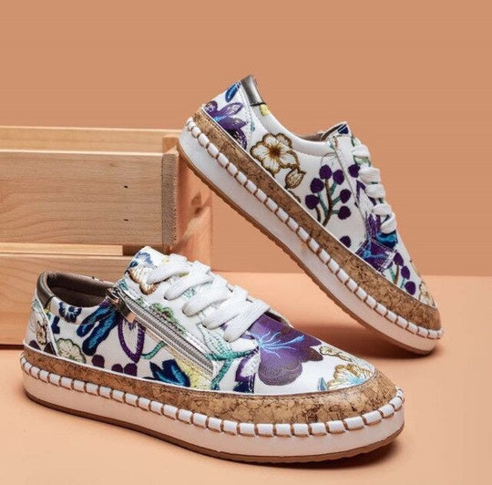 Sneaker-trend mit santorini-blumen für die saison