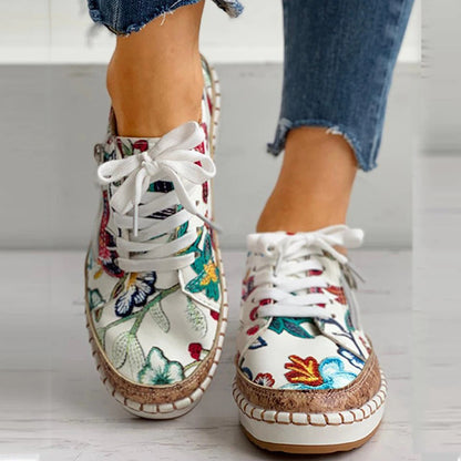 Sneaker-trend mit santorini-blumen für die saison